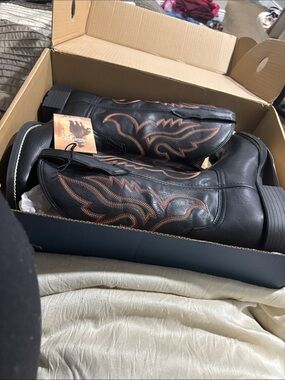 Womens Cowboy Black Leather Western Boots with Red Stitching. Size 8.5